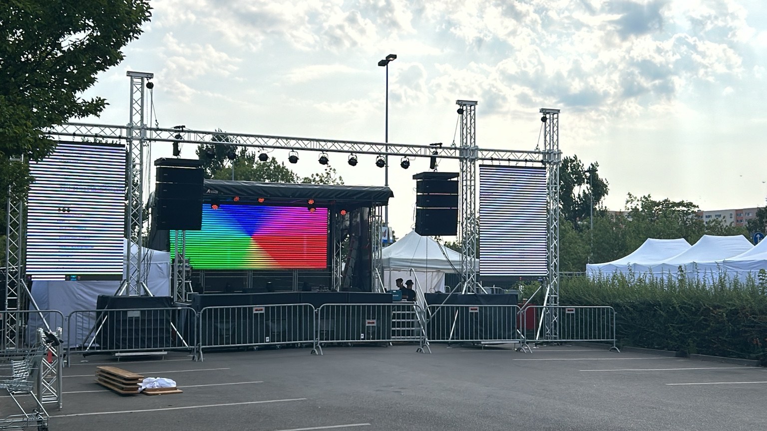Mobile Bühne mit LED-Technik